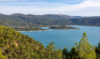 20230919-8265-Lac de Sainte Croix Vu du plateau de Riez Pano