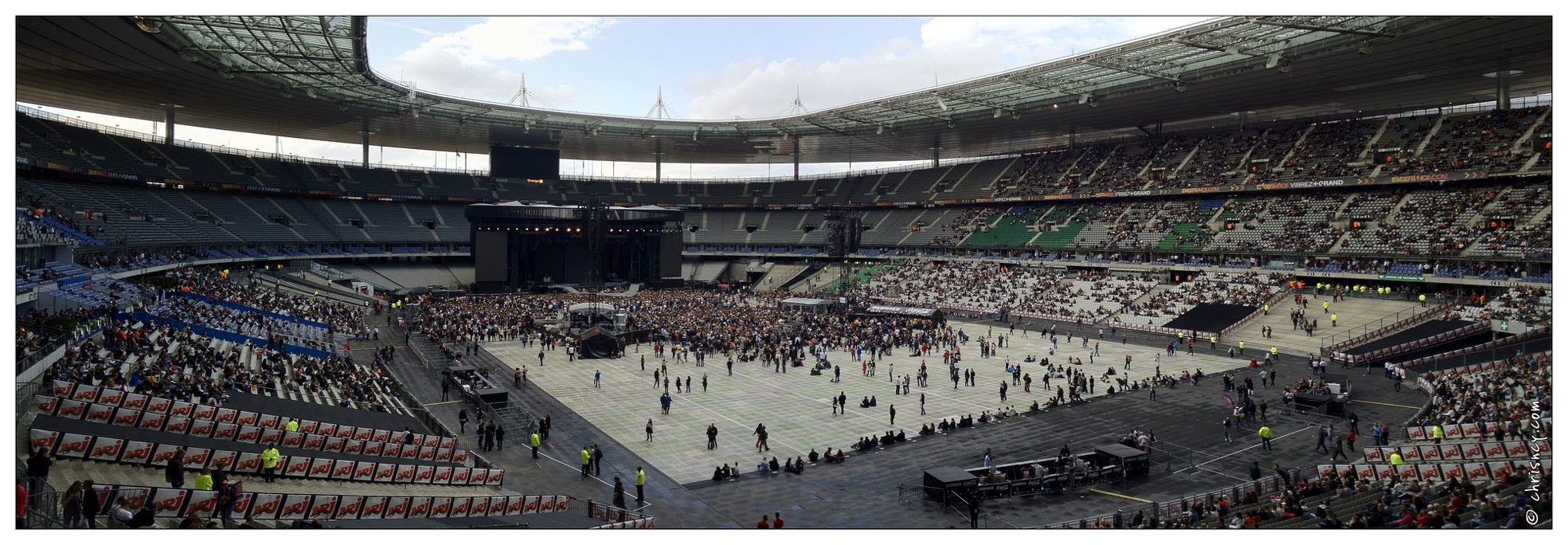 20120714-153_0977-Paris_Stade_de_France_Madonna__pano.jpg