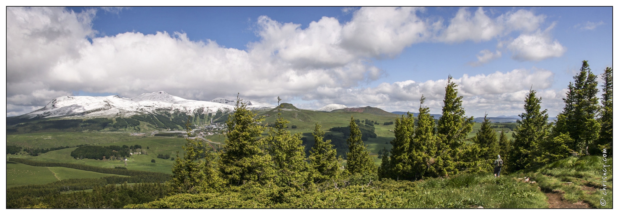 20070529-16_2705-Puy_de_Montchal_vue_chaine_Puy_Ferrand_pano2_w.jpg