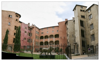 20070623-054 5554-Vieux Lyon rue bombarde maison des avocats  pano w