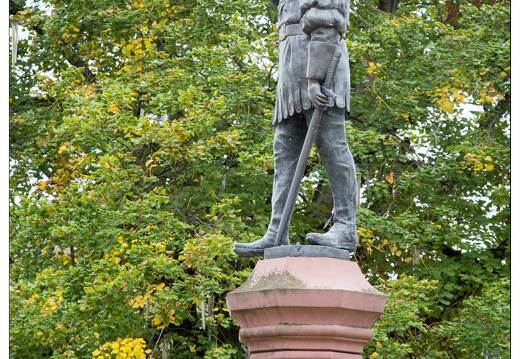 20151007-074 3800-Vallee du Rhin Rudesheim am Rhein Statue sur la place