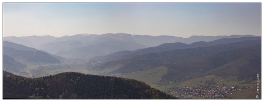 20170407-22 7529-Chateau du Hohlandsbourg Vue Munster et Vosges pano