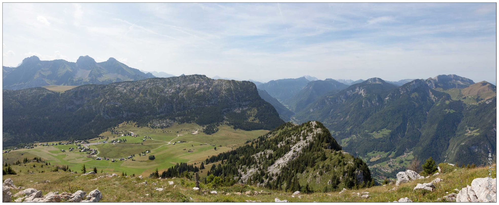 20170816-23_4472-A_la_Pointe_d'Andey_La_vallee_du_Borne_pano.jpg