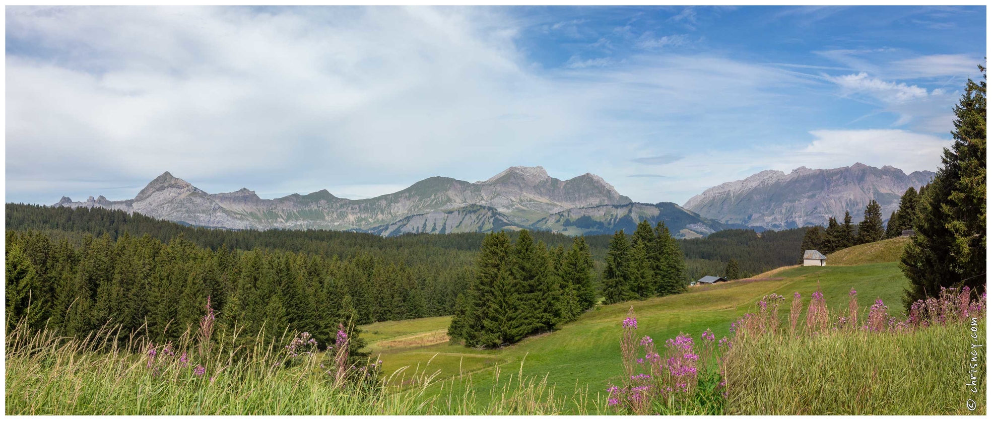 20190817-12_8013-Col_des_Saisies_Vue_Vers_Le_Charvin_et_les_Aravis_Pano.jpg