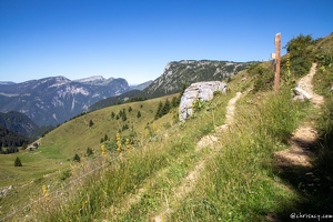 20220711-3339-Chemin col de Cenise Vue vers les bornes