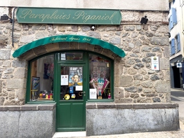 20240611-63 4924-Aurillac Place du salut magasin parapluie