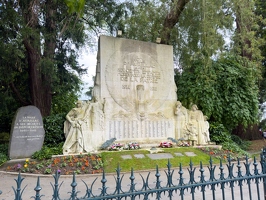 20240611-10 4940-Aurillac square Vermenouze monument aux morts
