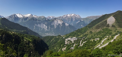 20250611-01 0546-Huez Vu du haut des virages Pano