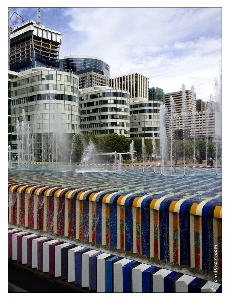 20120711-094_0820-Paris_La_Defense_Fontaine_Agam.jpg