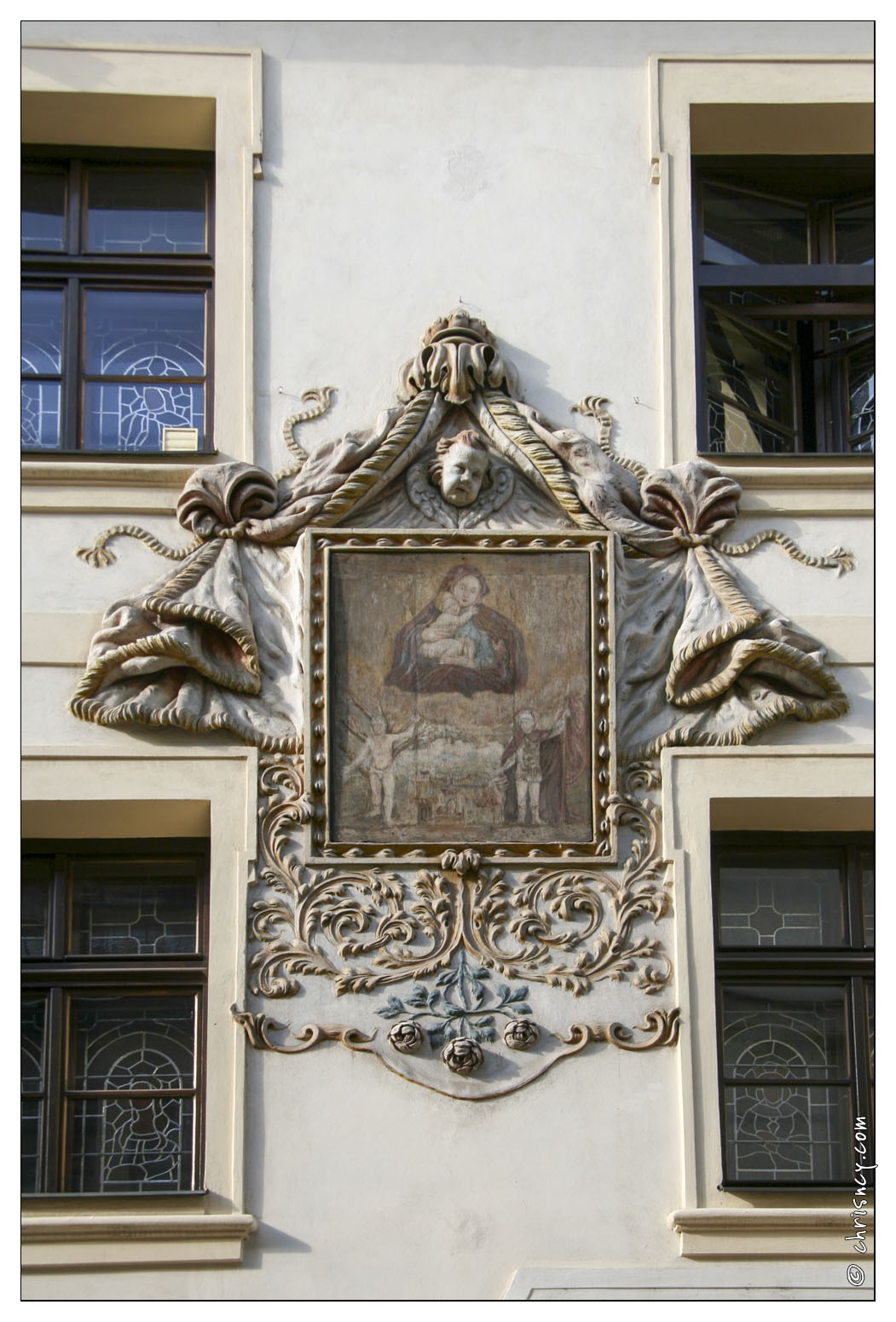 20070917-41_3015-Prague_rue_nerudova_bas_relief_en_facade_.jpg