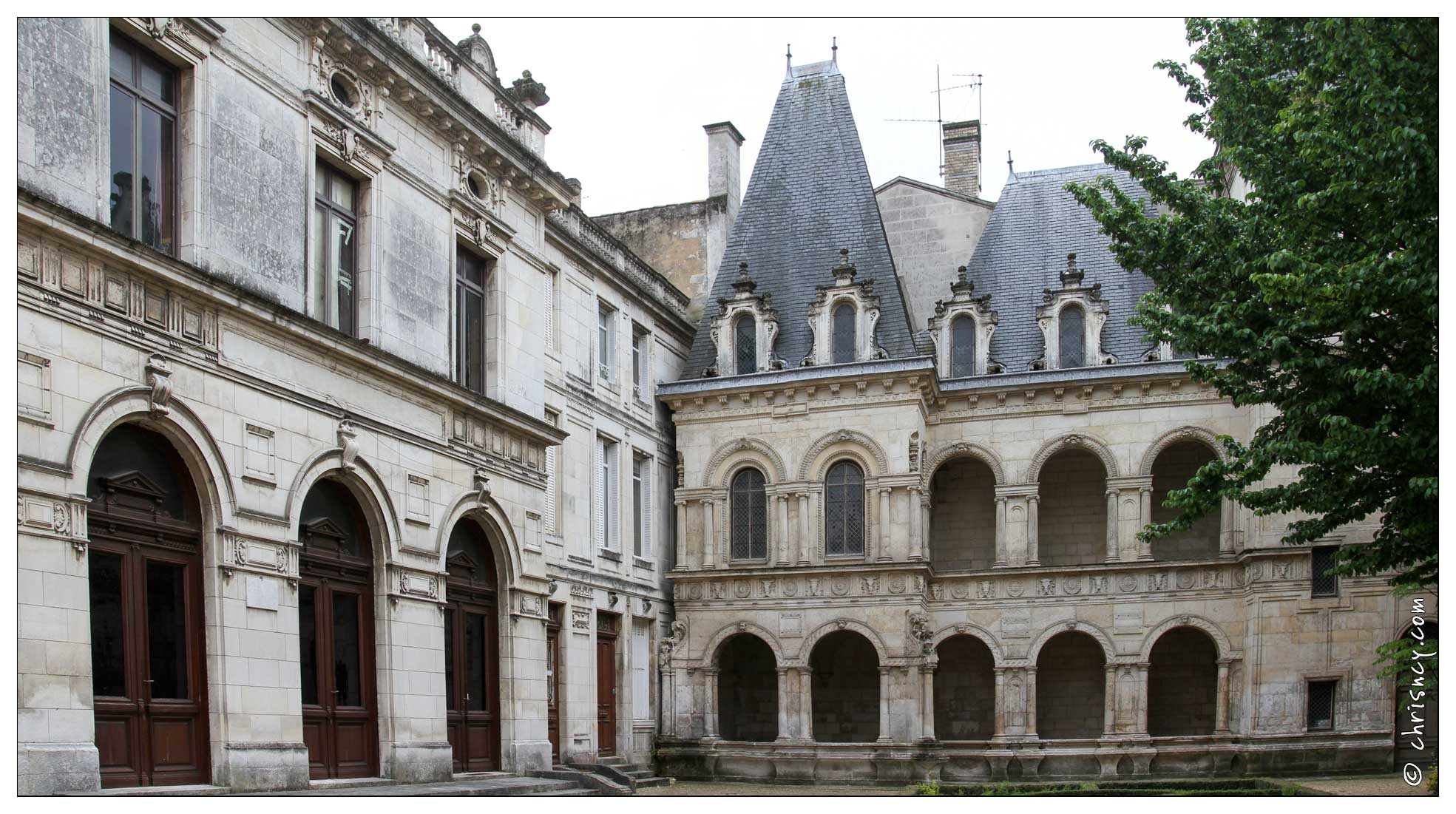 20120520-02_1910-La_Rochelle_Hotel_Hugues_Pontard_pano.jpg