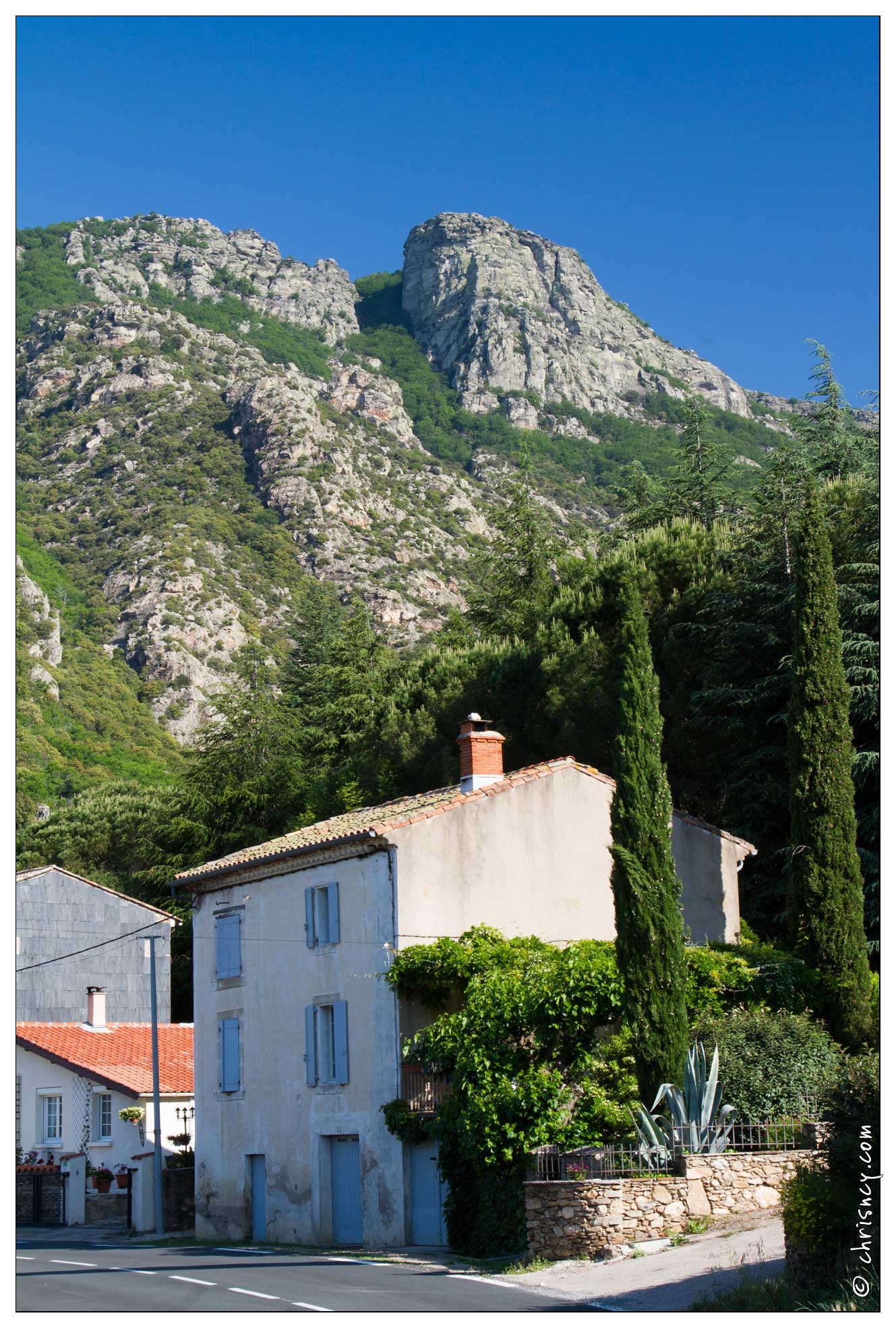 20120530-01_2732-Colombieres_sur_Orb_et_le_Mont_Caroux.jpg