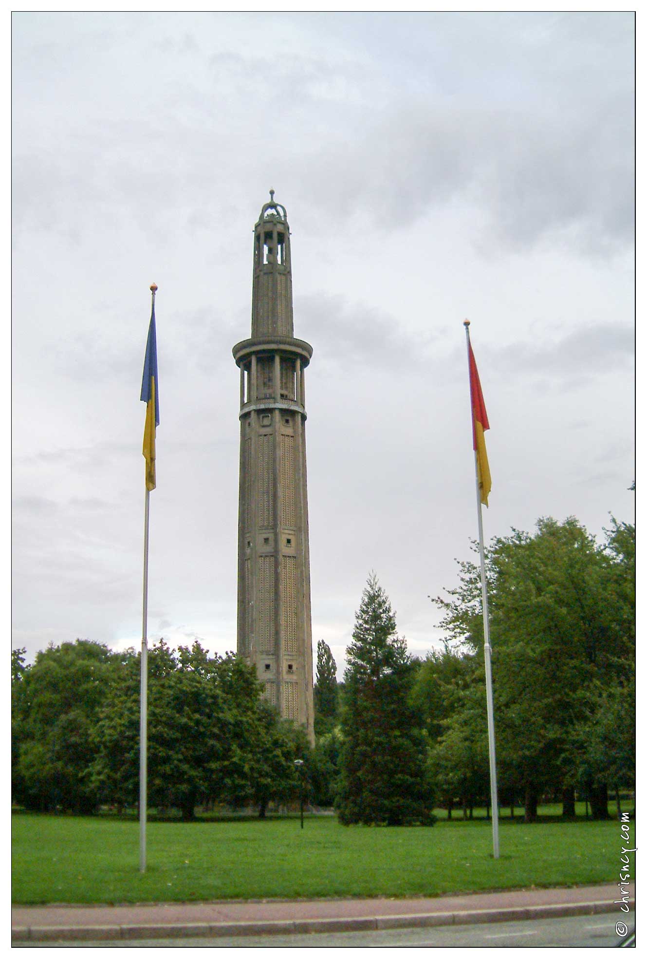 20020826-0683-Grenoble_Tour_Perret_Parc_paul_Mistral.jpg