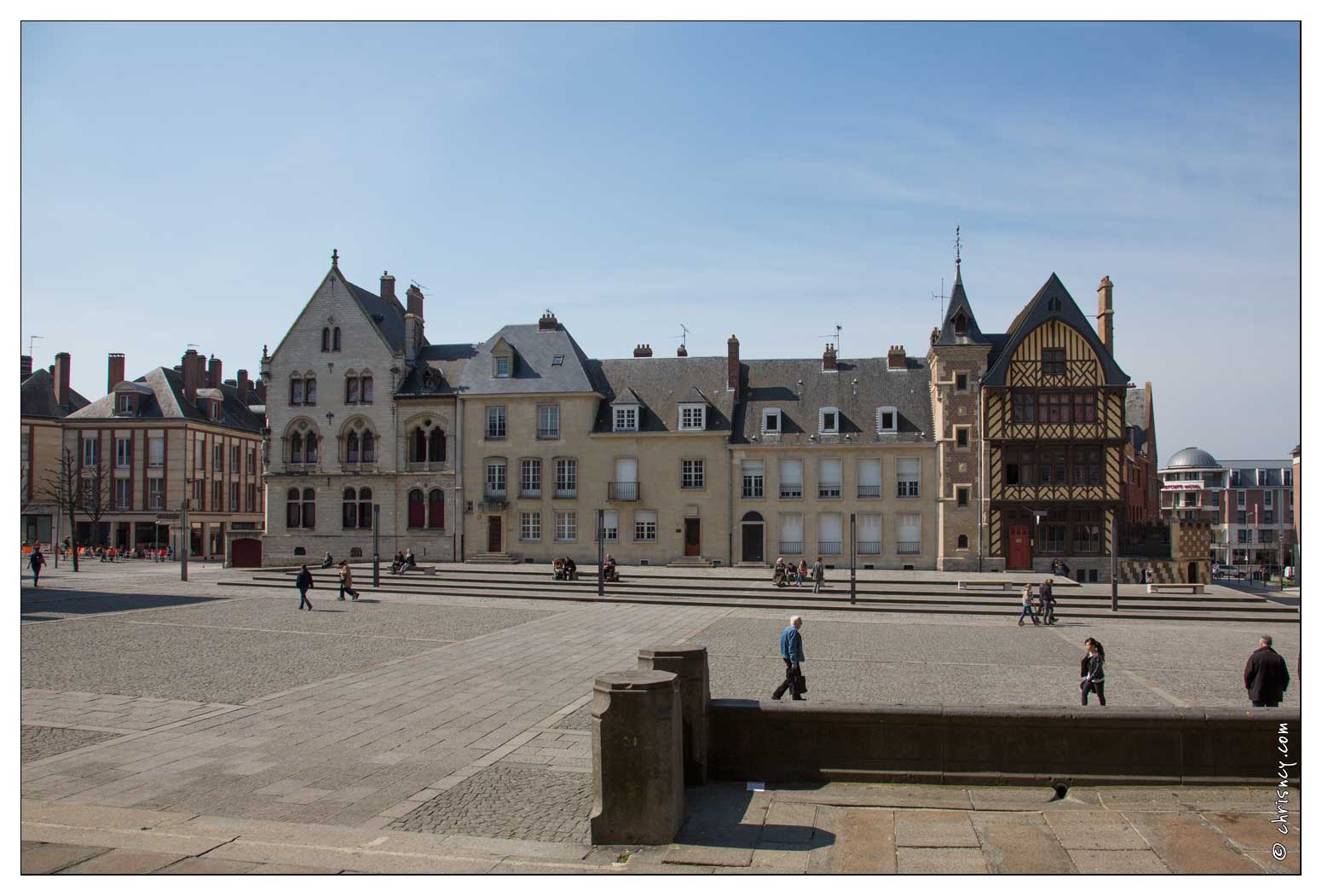20150407-46_0424-Amiens_Place_de_la_Cathedrale.jpg