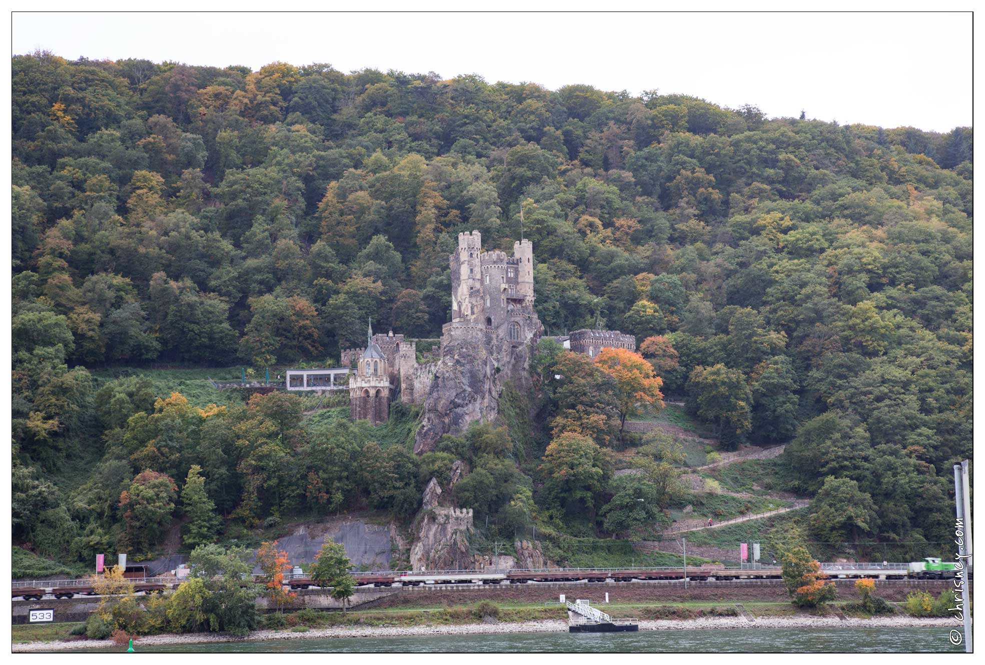 20151007-086_3833-Vallee_du_Rhin_Assmannshausen_Vue_sur_Burg_Rheinstein.jpg