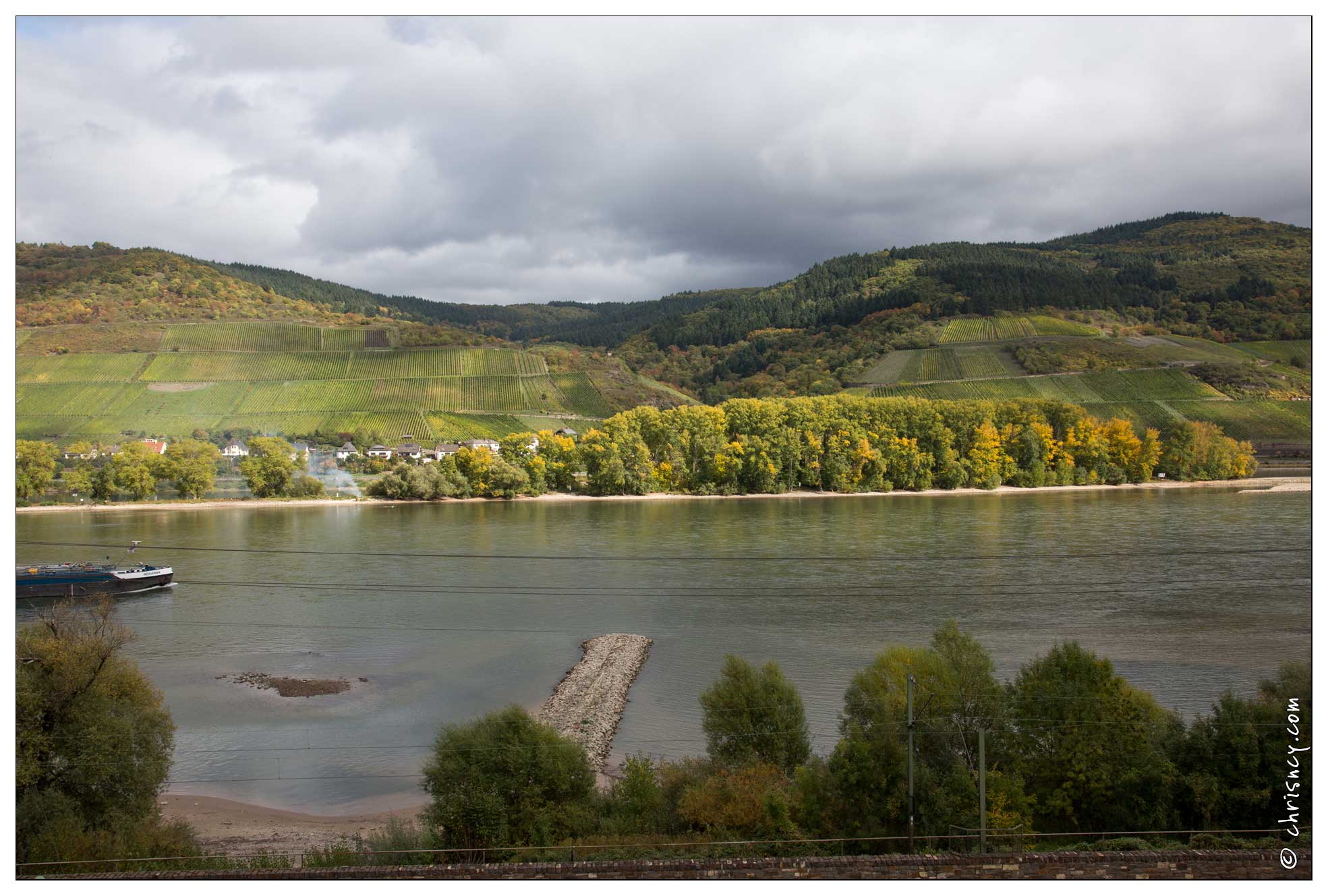 20151007-068_3778-Vallee_du_Rhin_Niederheimbach_chemin_du_Sooneck_Vue_vallee_et_pentes_viticoles.jpg