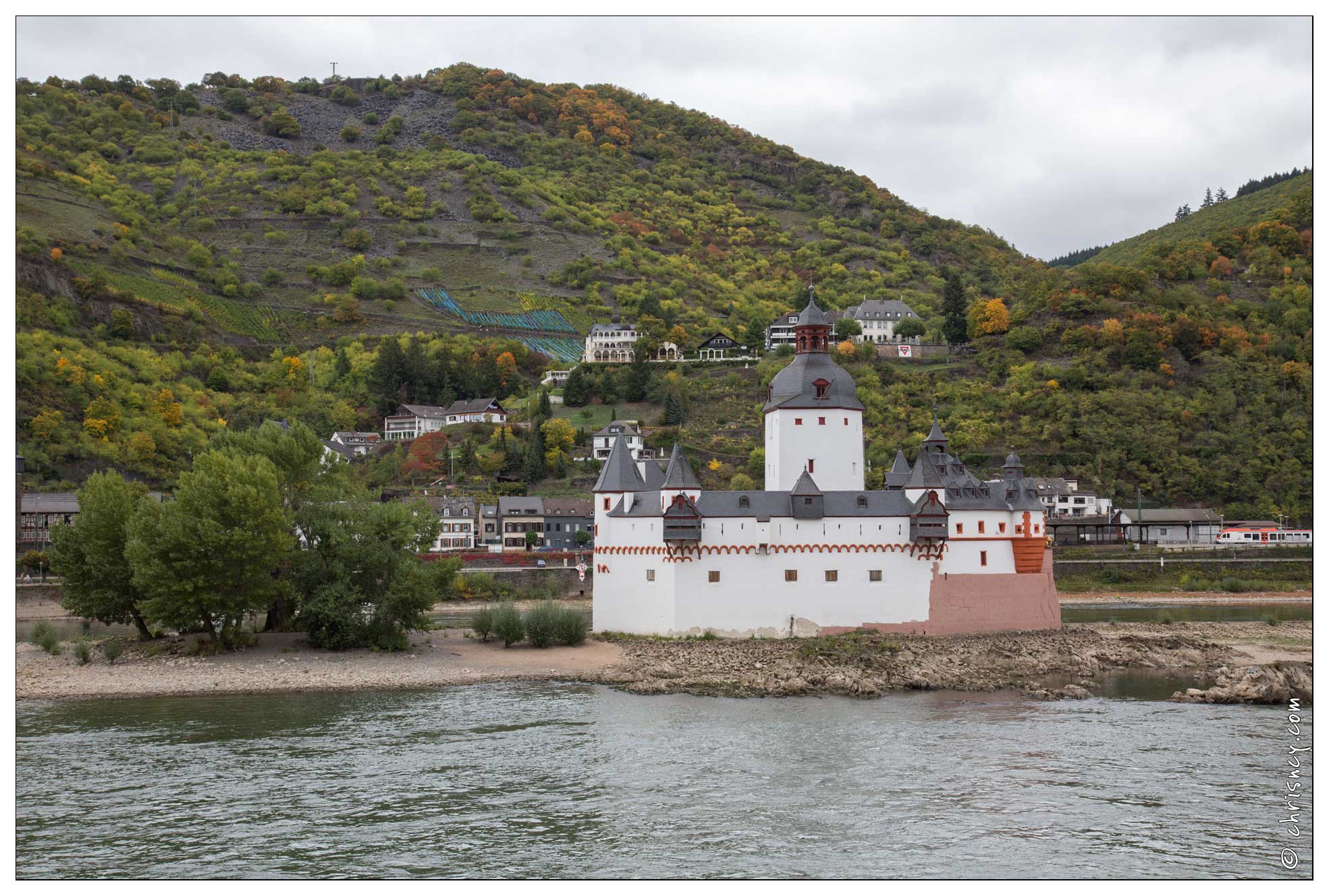 20151007-052_3748-Vallee_du_Rhin_Bacharach_Vue_sur_Burg_Pfalzgrafenstein.jpg