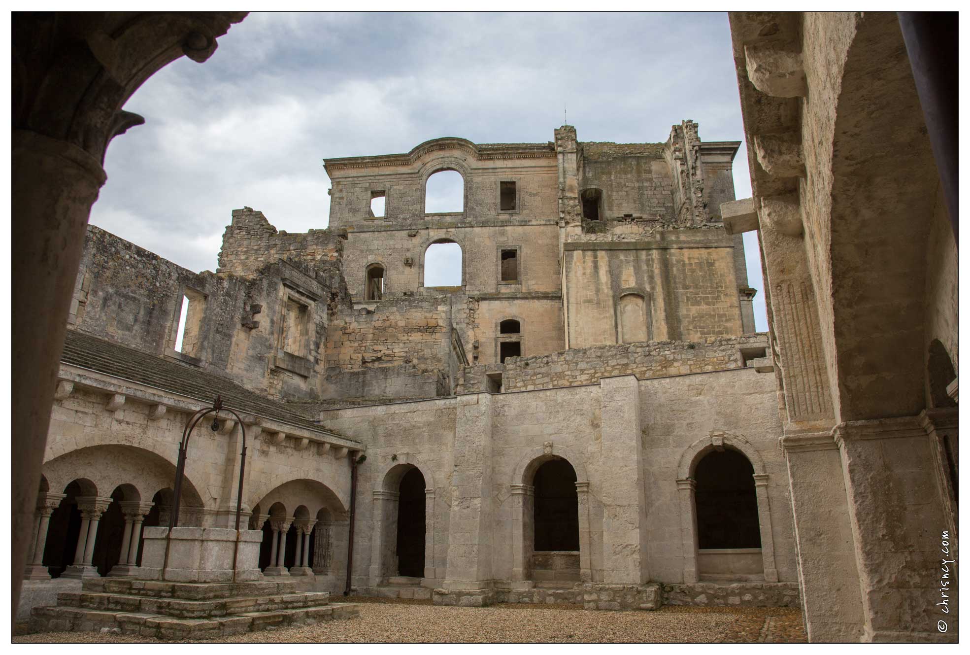 20160123-22_6740-Arles_Abbaye_de_Montmajour_le_cloitre.jpg