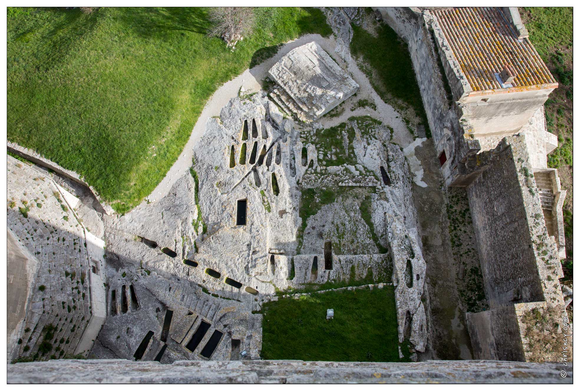 20160123-50_6776-Arles_Abbaye_de_Montmajour_Tombes_rupestres.jpg