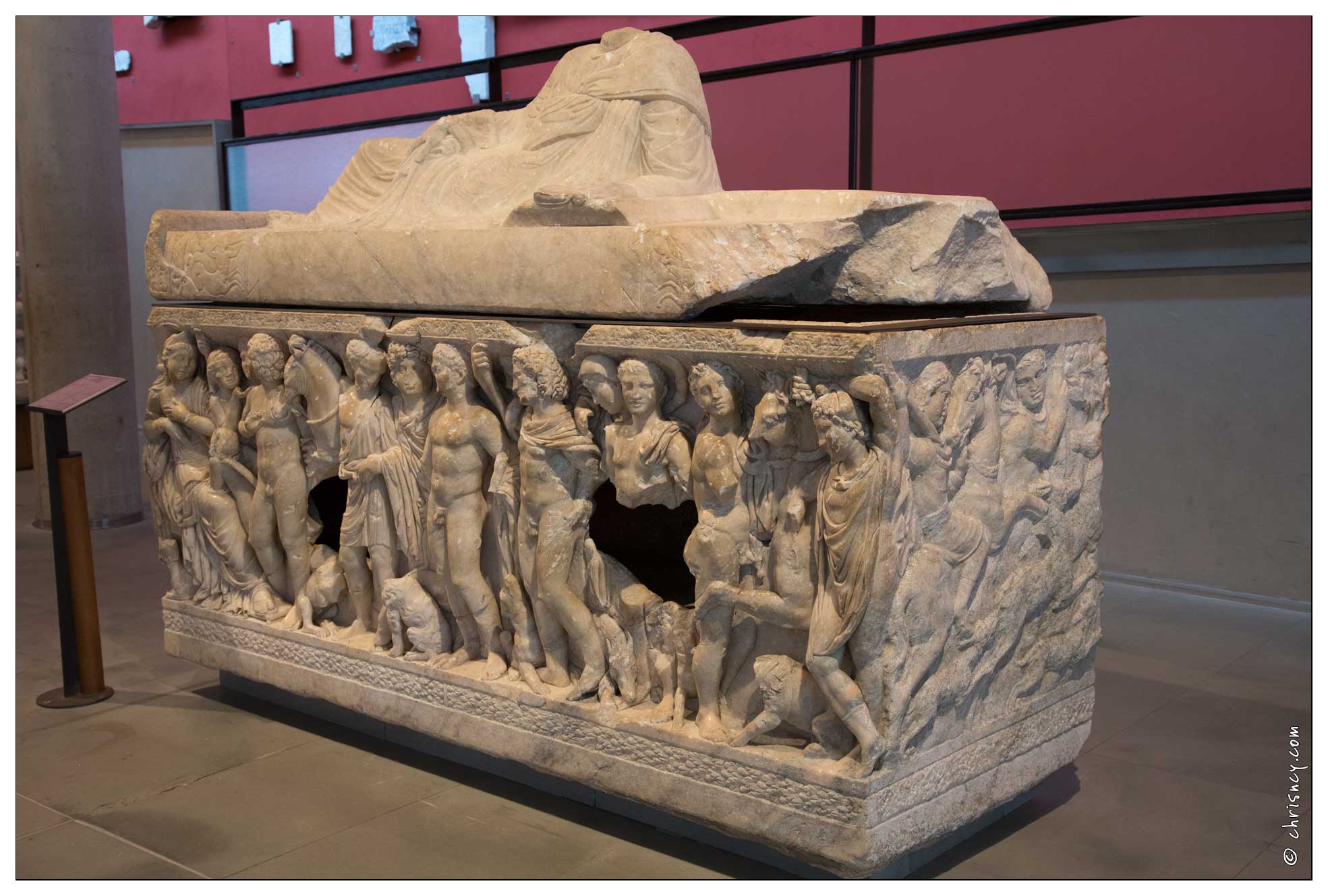 20160122-6688-Musee_Arles_Antique_sarcophage_de_Phedre_et_Hyppolyte.jpg