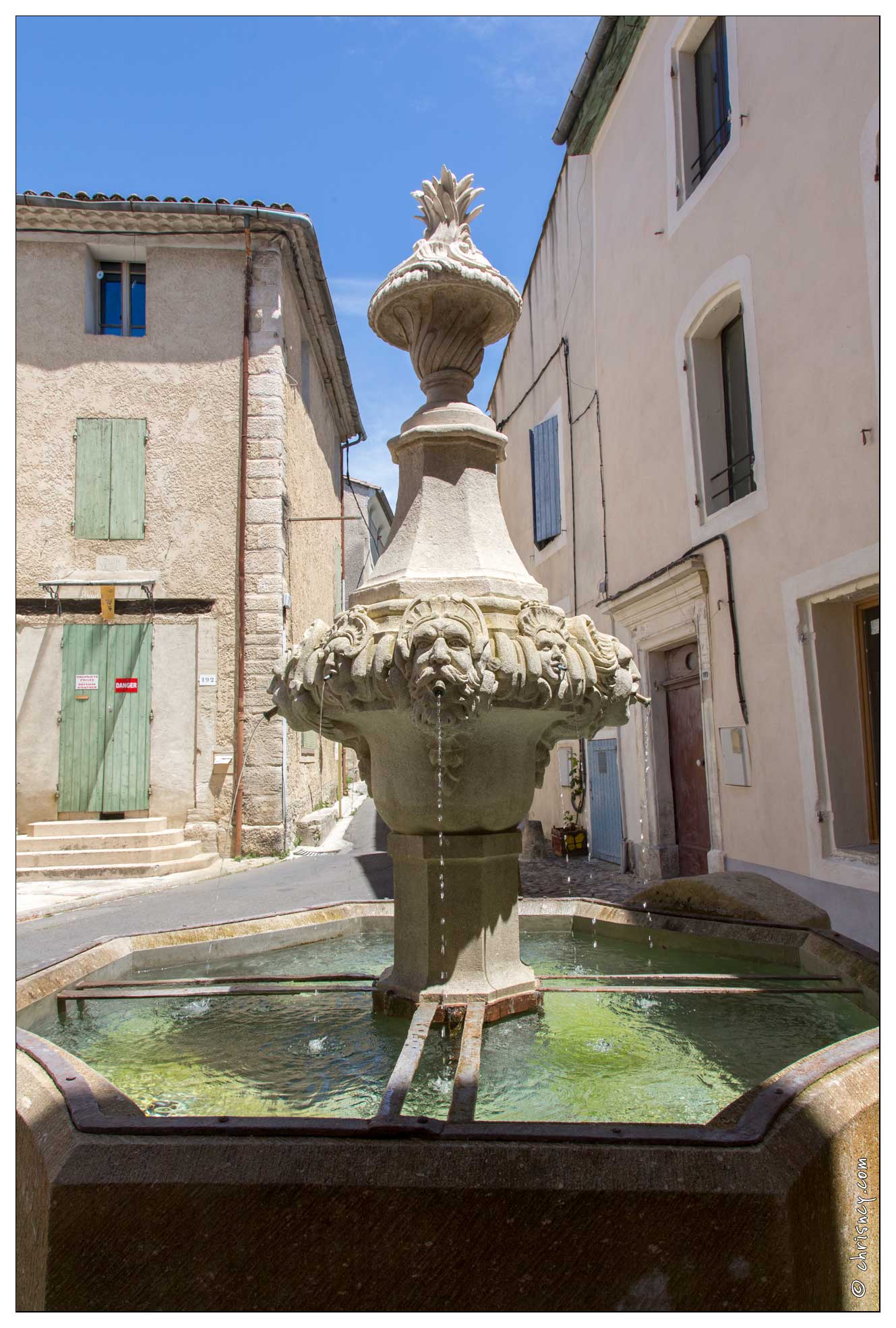 20160612-59_9796-Luberon_Pernes_les_Fontaines_fontaine_du_gigot.jpg