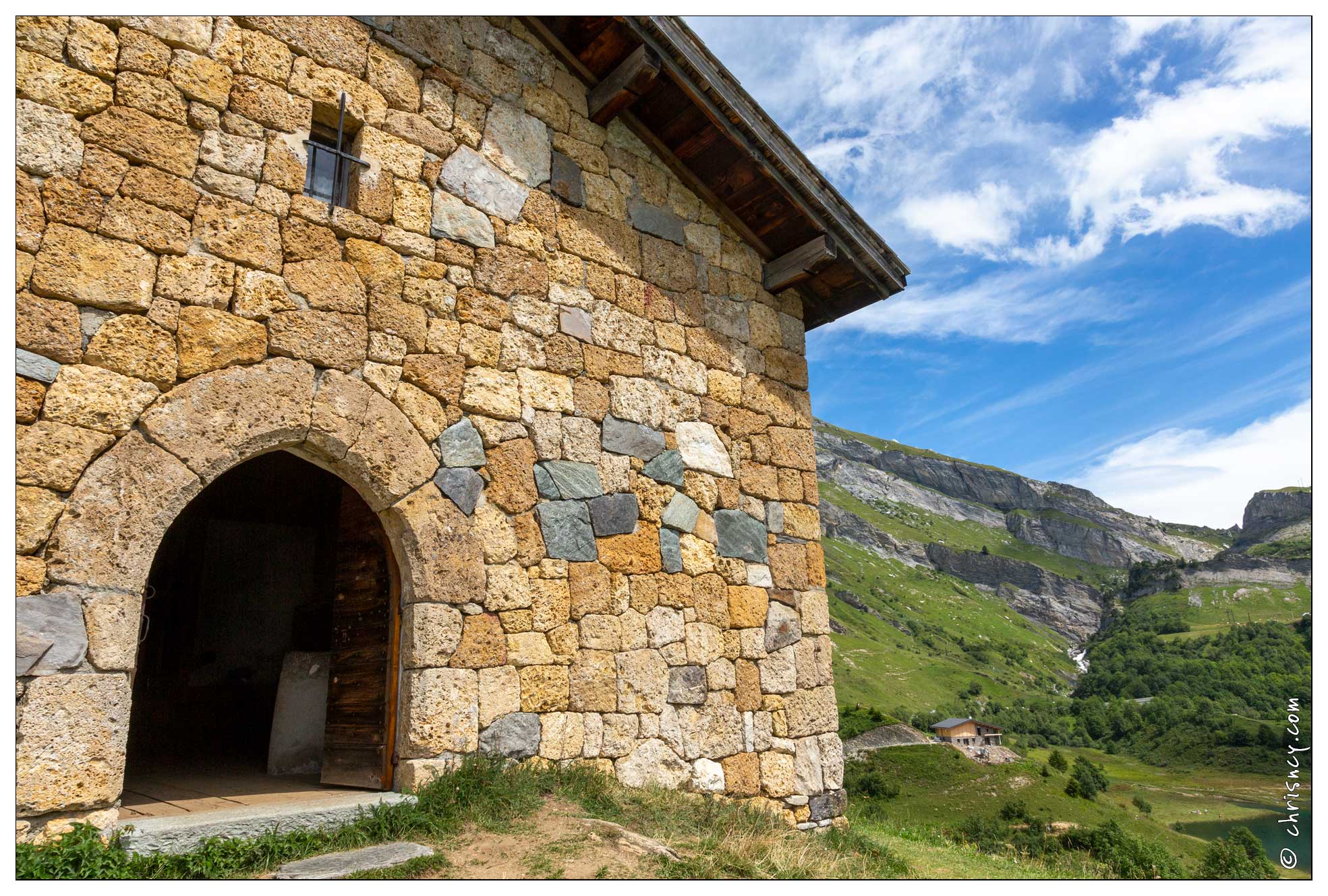 20190817-54_8064-Lac_et_barrage_de_Roselend_Chapelle_de_Roselend.jpg