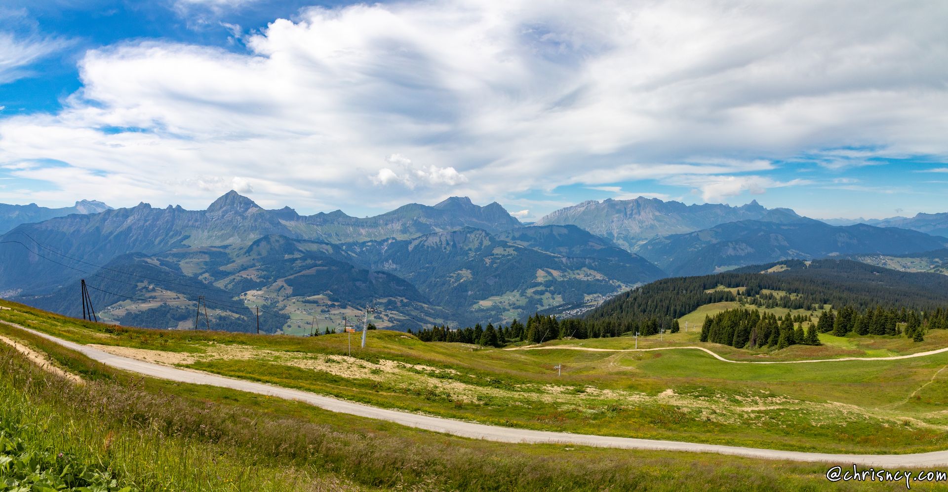 20220709-14_3203-Les_Saisies_telesiege_Mont_Bisanne_Les_Aravis_Pano.jpg