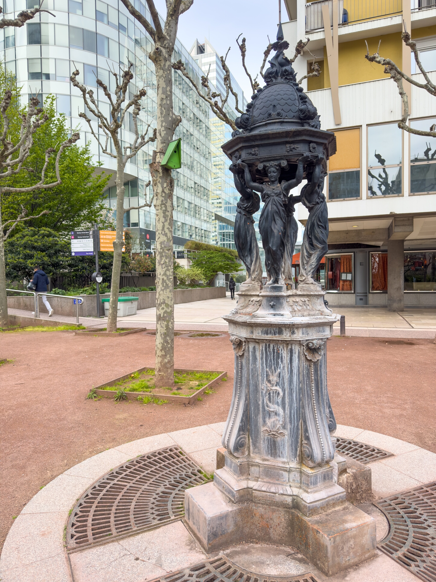 20240325-36_3092-PARIS_la_defense_Fontaine_Wallace.jpg