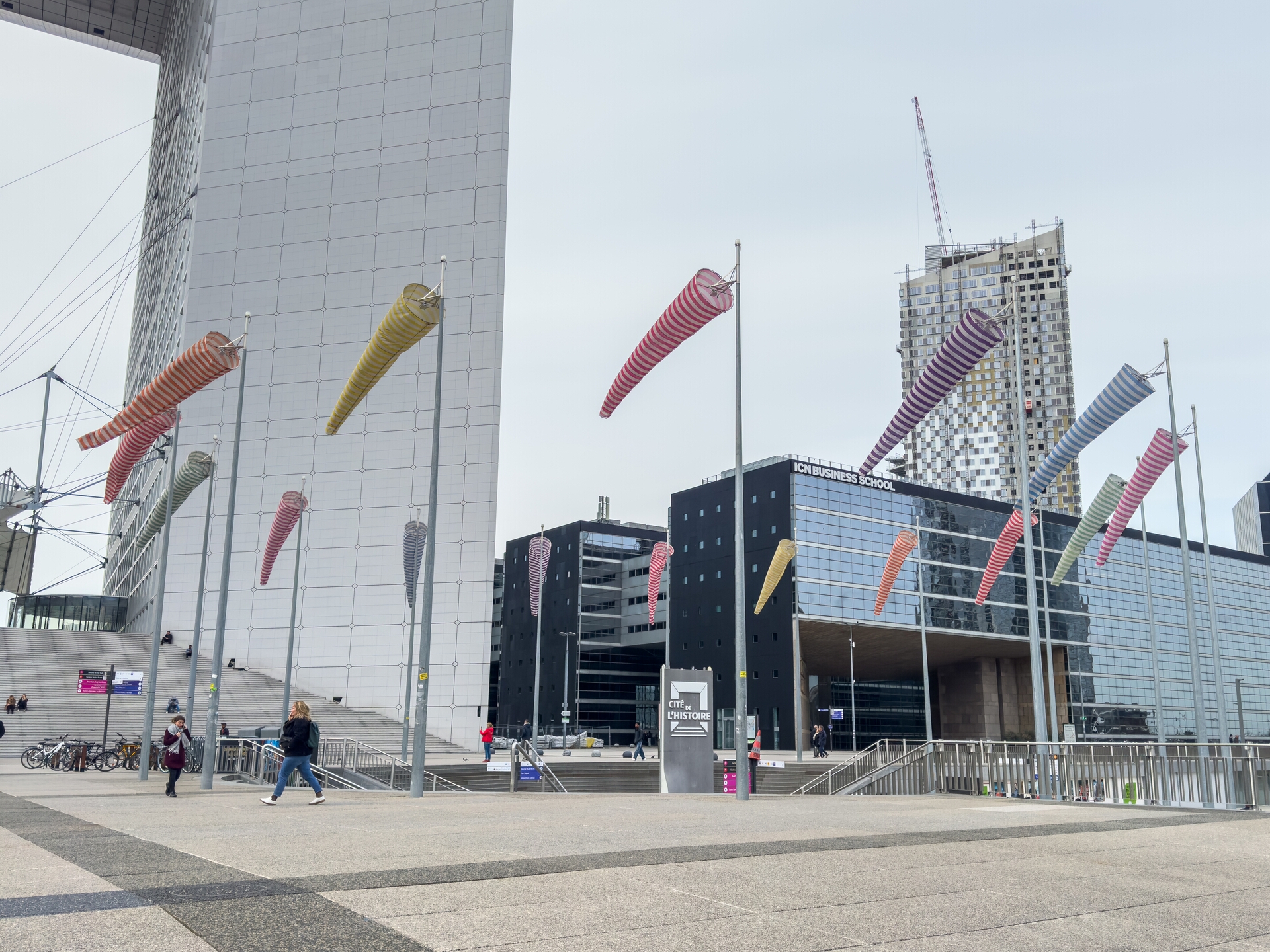 20240325-61_3120-PARIS_la_defense_Buren_La_ronde_des_manches_a_air_2017.jpg