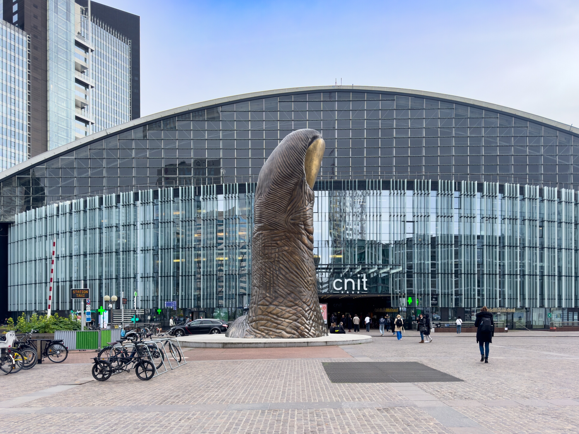 20240325-85 3159-PARIS la defense CNIT 1958 et Pouce Cesar 1991 - 20240325-85_3159-PARIS_la_defense_CNIT_1958_et_Pouce_Cesar_1991.jpg 20240325-85_3159-PARIS_la_defense_CNIT_1958_et_Pouce_Cesar_1991.jpg